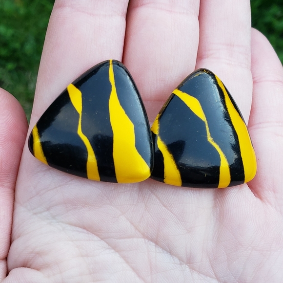 Vintage 80's Tiger Stripe Artsy Triangle Earrings - Picture 5 of 5